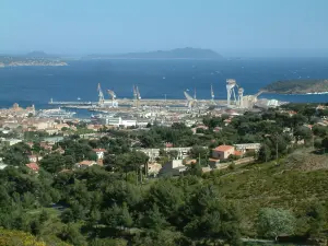 A Ciotat - Vista de árvores, cidade, porto, estaleiros, Mar Mediterrâneo e costa à distância