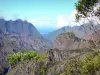 Circo de Cilaos - Parque Nacional da Reunião: vegetação e muralhas do Cirque de Cilaos, com vista, à distância, no Oceano Índico