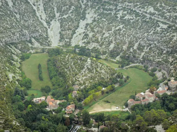 Circo de Navacelles - Vista del antiguo meandro del tornillo, las casas del pueblo y la cascada de Navacelles Navacelles, el corazón del anfiteatro natural