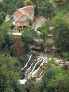 Circo de Navacelles - Navacelles cascada rodeada de árboles, en el corazón del anfiteatro natural