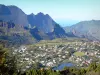 Cirque de Cilaos - Panorama sur la ville de Cilaos dans son écrin montagneux depuis le belvédère de la Roche Merveilleuse