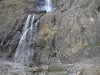 Cirque de Gavarnie - Grande cascade et paroi rocheuse du cirque ; dans le Parc National des Pyrénées