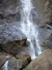Cirque de Gavarnie - Grande cascade (chute d'eau), paroi rocheuse, rochers ; dans le Parc National des Pyrénées