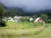 Cirque de Mafate - Îlet de La Nouvelle et ses maisons au coeur du cirque naturel de Mafate ; dans le Parc National de La Réunion
