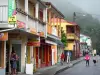 Cirque de Salazie - Casas de colores y tiendas de la localidad de Infierno-Bourg