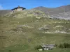 Cirque de Troumouse - Maisonnette en pierre, pelouse et montagne ; dans le Parc National des Pyrénées