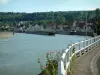 Cité des Bateliers - In Longueil-Annel: vangrail bescherming, roos (roze), de Oise laterale kanaal met binnenvaartschepen, banken, bakstenen huizen en bomen