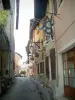 Cité médiévale de Conflans - Rue Gabriel-Pérouse avec ses maisons ornées d'enseigne en fer forgé