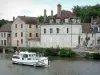 Clamecy - Bateau de plaisance naviguant sur la rivière Yonne et façades de maisons le long du quai de Bethléem