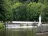 Clamecy - Bronzebüste darstellend Jean Rouvet, und Fluss Yonne gesäumt von Bäumen