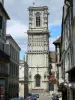 Clamecy - Tour de la collégiale Saint-Martin et façades de maisons de la vieille ville
