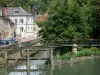 Clamecy - Fluss Beuvron, mit Blumen geschmückter Steg, Grün und Häuserfassaden der Stadt