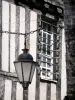 Clamecy - Hängelaterne und Fassade eines Hauses mit Fachwerk