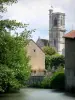 Clamecy - Turm der Stiftskirche Saint-Martin, Häuser und Bäume am Wasserrand