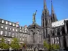 Clermont Ferrand - Catedral de Nossa Senhora da Assunção em pedra de lava e estilo gótico, com suas duas torres, Praça da Vitória com a estátua de Urbano II e fachadas de edifícios na cidade velha
