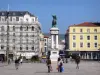 Clermont Ferrand - Place de Jaude: estátua equestre de Vercingetorix, lojas e fachadas de edifícios