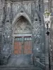 Clermont Ferrand - Portal da Catedral Notre-Dame-de-l'Assomption em pedra de lava e estilo gótico; luminária de chão