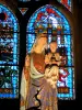 Clermont Ferrand - Interior da catedral gótica Notre-Dame-de-l'Assomption: Virgem e criança e vitrais