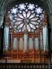 Clermont Ferrand - Interior da catedral gótica Notre-Dame-de-l'Assomption: órgão e roseta