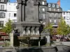 Clermont Ferrand - Fonte da Praça da Vitória e fachadas de edifícios