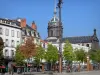 Clermont-Ferrand - Place de Jaude : station de tramway, arbres, immeubles et dôme de l'église Saint-Pierre-les-Minimes