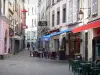 Clermont-Ferrand - Rue de la vieille ville avec terrasses de cafés et façades d'immeubles