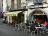 Clermont-Ferrand - Terrasse de café, commerces et façades de maisons de la vieille ville