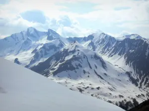 Col d'Allos - Depuis le col, vue sur les montagnes environnantes aux cimes enneigées (neige)