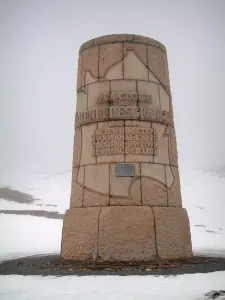 Col du Galibier - Route des Grandes Alpes：纪念Henri Desgranges（环法自行车赛的创始人）的纪念碑