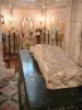 Colegiata de Uzeste - Dentro de la Notre Dame mentira mármol blanco Clemente V y de la Virgen y el Niño en el fondo