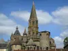 Collégiale du Dorat - Collégiale Saint-Pierre en granit de style roman, en Basse-Marche, et nuages dans le ciel