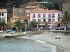 Collioure - Praia, mar Mediterrâneo, palmeiras e fachadas da cidade