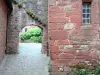 Collonges-ла-Руж - Фасад из красного песчаника, каменный дом и плоская дверь