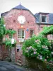 Collonges-ла-Руж - Relais de Saint Jacques de Compostela с гортензией в цвету