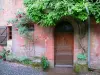 Collonges-ла-Руж - Входная дверь каменного дома увенчана цветущей глицинией