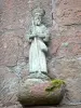 Collonges-ла-Руж - Небольшая статуя паломника Сен-Жака на фасаде дома паломника