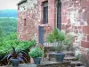 Collonges-ла-Руж - Фасад из красного песчаника и горшечных растений