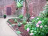 Collonges-la-Rouge - Bloemen en oude gebouwen van het middeleeuwse dorp Massif