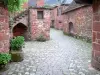 Collonges-la-Rouge - Beco pavimentado forrado com casas de arenito vermelho