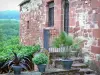 Collonges-la-Rouge - Fachada de arenito vermelho e vasos de plantas