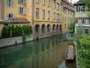 Colmar - La Petite Venise (Kleines Venedig): Häuser mit farbigen Fassaden und Fluss (Lauch) mit einer Barke
