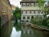 Colmar - La Petite Venise : rivière (la Lauch) avec barque, arbres, terrasse de café et maisons colorées