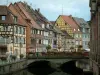 Colmar - La Petite Venise : pont fleuri enjambant la rivière (la Lauch) et maisons colorées à colombages