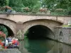 Colmar - La Petite Venise : pont fleuri enjambant la rivière (la Lauch) et promenade en barque sur le canal