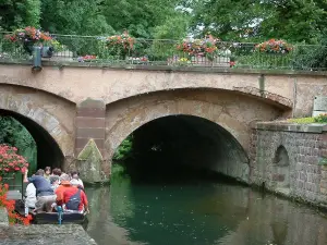 Colmar - Pequeña Venecia: el puente sobre el río adornado (Desarolla) y paseo en barco por el canal