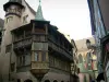 Colmar - Haus Pfister mit seiner Fassade mit gemalten Ornamenten ihrem Erker (Winkel) mit zwei Stockwerken und seiner Holzgalerie, Stiftskirche St-Martin im Hintergrund