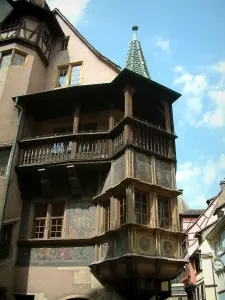 Colmar - Pfister casa con su fachada pintada, su esquina mirador de dos pisos y su galería de madera