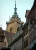 Colmar - Häuser mit farbigen Fassaden und Turm der Stiftskirche Saint-Martin
