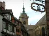 Colmar - Fassade geschmückt mit Schild, Stiftskirche Saint-Martin (ehemalige Kathedrale) und Fachwerkhäuser