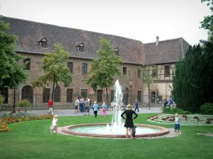 Colmar - Jardín con una fuente de Unterlinden y el museo (antiguo convento de los dominicanos) en el fondo